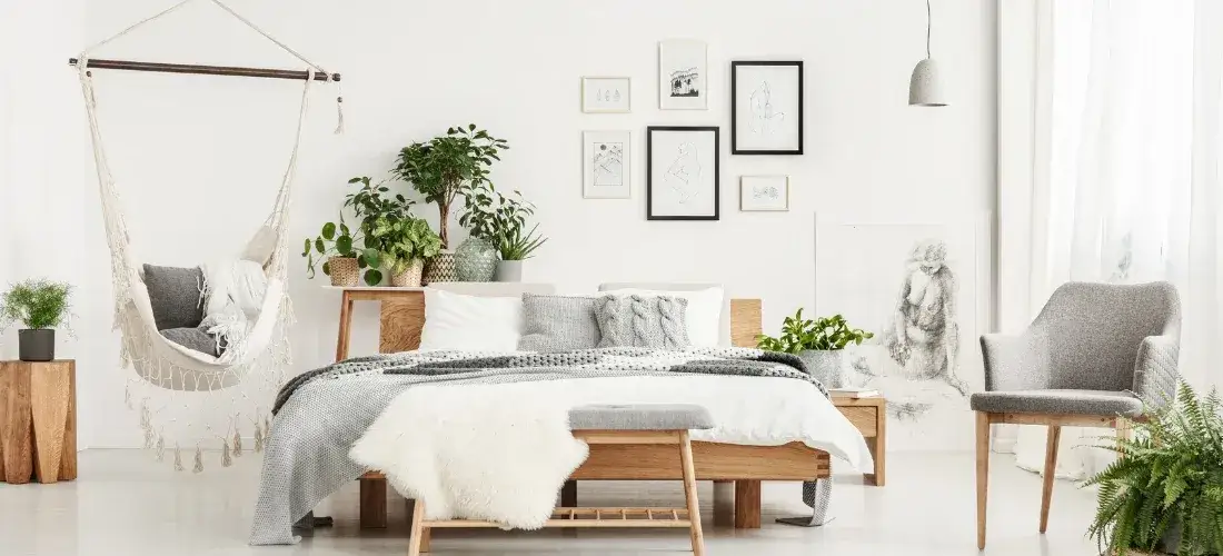 Jakie dodatki do białej sypialni, które zmienią jej wygląd na lepsze?