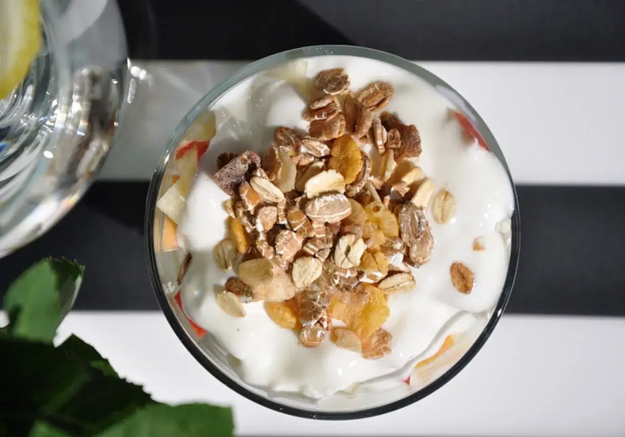 Pyszne, dietetyczne musli z jogurtem i owocami. Idealny pomysł na zdrowe śniadanie, jak zrobić dietetyczne musli.