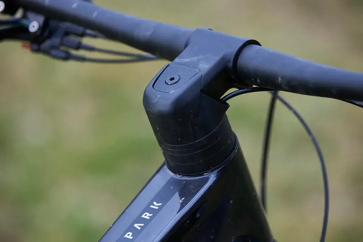 Czarne kierownica i mostek roweru Scott Spark 940. Widoczny fragment ramy z napisem "SPARK".