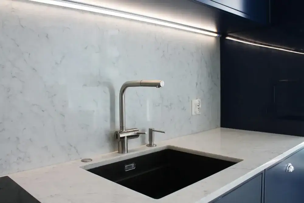 Blat kuchenny granit czy konglomerat – co wybrać, by uniknąć problemów?