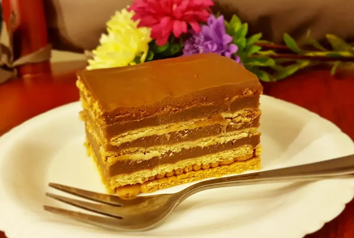 Pyszne ciasto z herbatnikami, idealne na weekend. Przepisy na ciasto z herbatnikami znajdziesz w internecie.