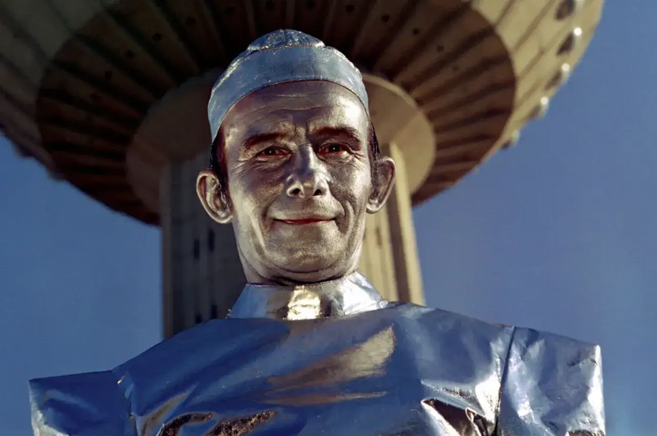 Henryk Bista w filmach, jako srebrny człowiek, pod futurystyczną konstrukcją.