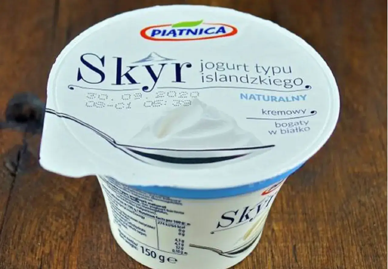Jogurt typu islandzkiego Skyr naturalny, kremowy, bogaty w białko. Czy skyr jest zdrowy? Tak, to świetny wybór!