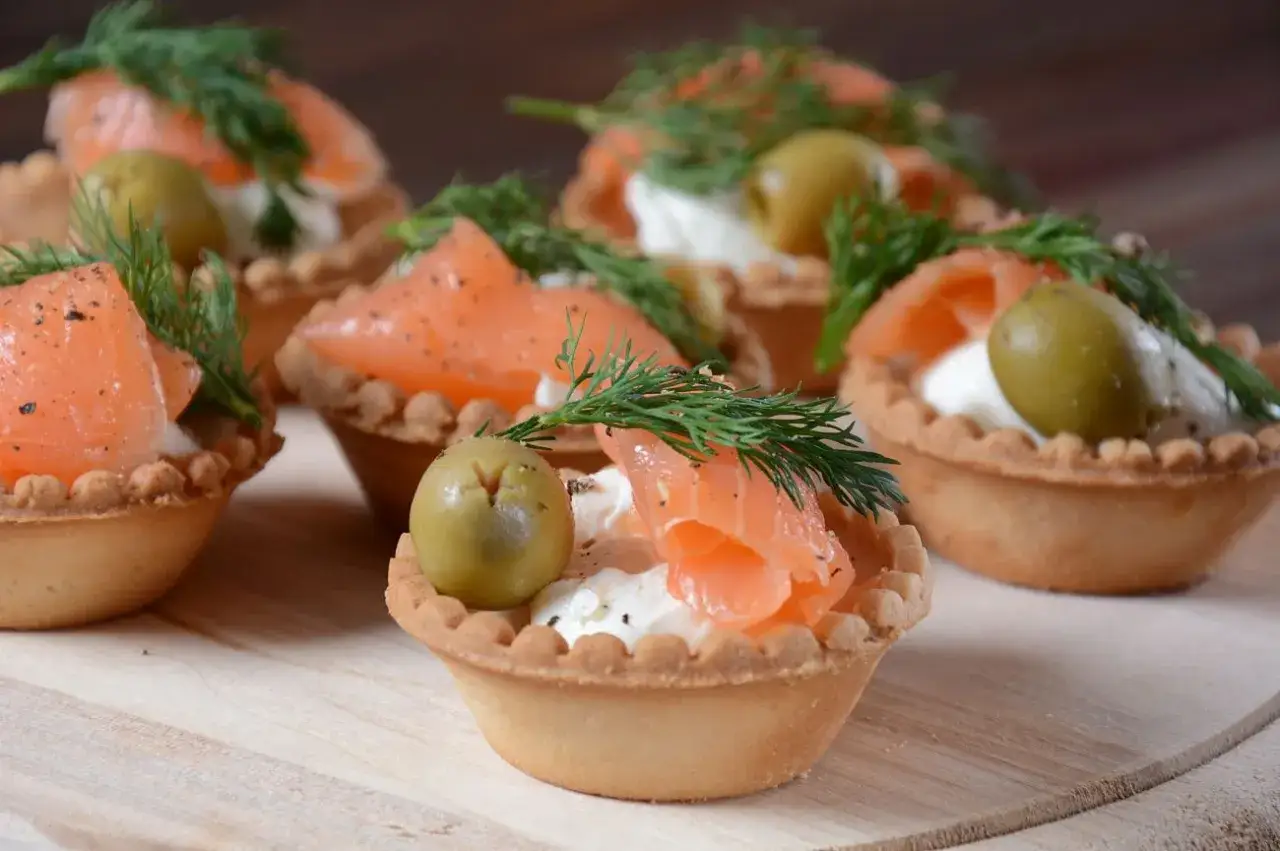 Tartaletki z łososiem, serkiem i oliwką – idealne przekąski na komunię.