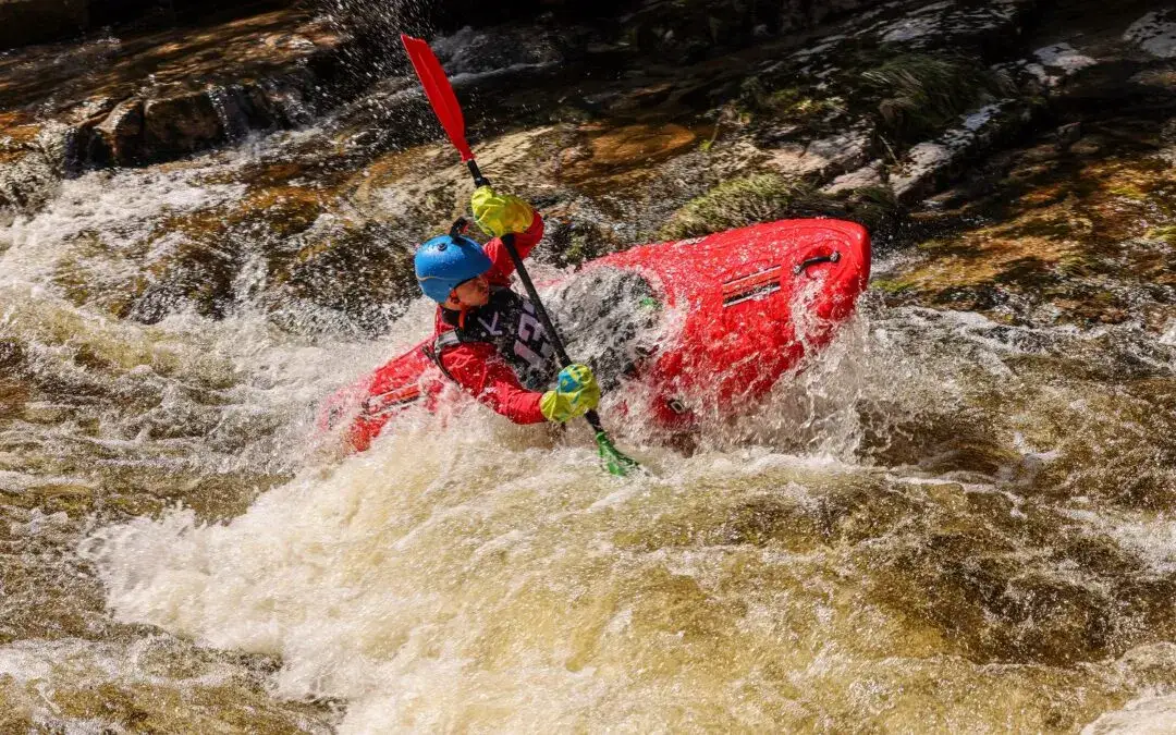 Kajakarstwo nizinne: historia, konkurencje i porady dla początkujących