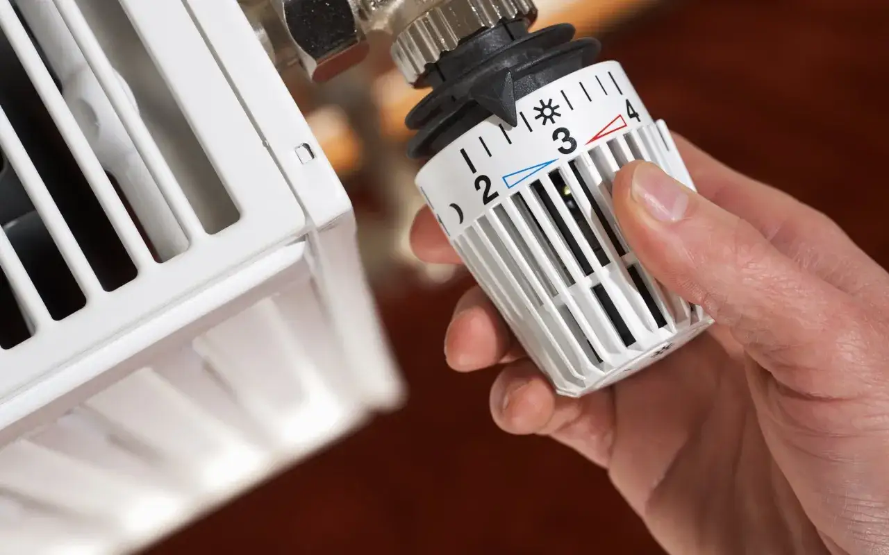 Kiedy ogrzewanie w bloku? Sprawdź, co decyduje o jego włączeniu