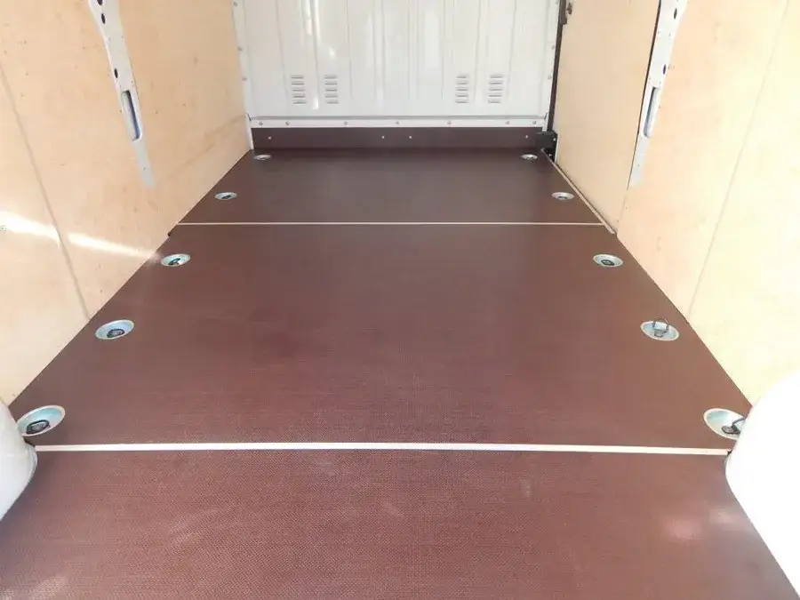 Jaka sklejka na podłogę do przyczepki, aby uniknąć uszkodzeń?