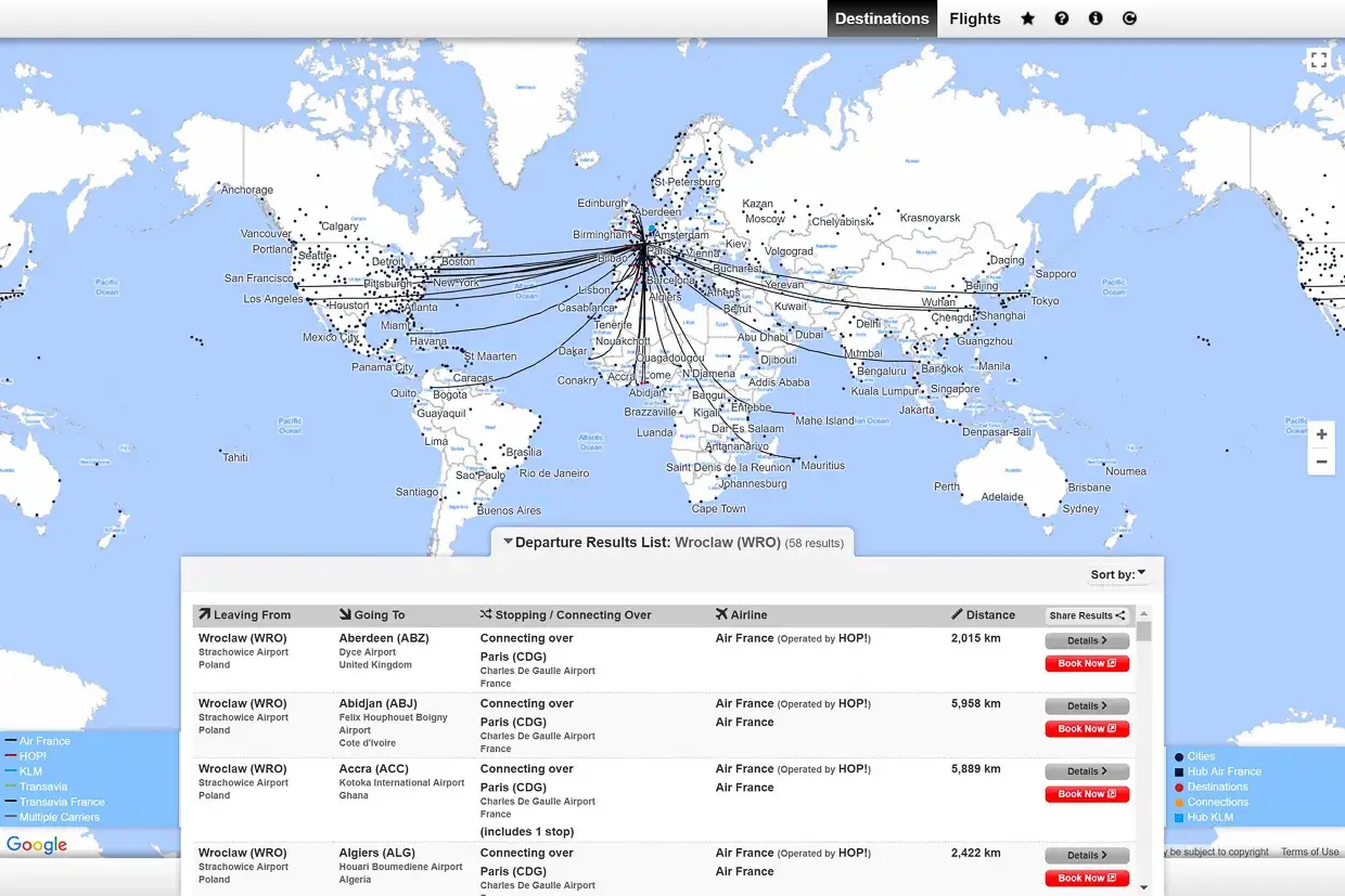 Mapa świata z zaznaczonymi trasami lotniczymi. Widać, że Paryż ma wiele lotnisk, bo jest punktem przesiadkowym dla wielu lotów.
