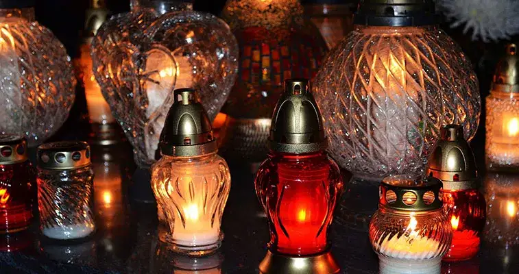 Kiedy zapalić znicz po pogrzebie? Tradycje i znaczenie tego gestu