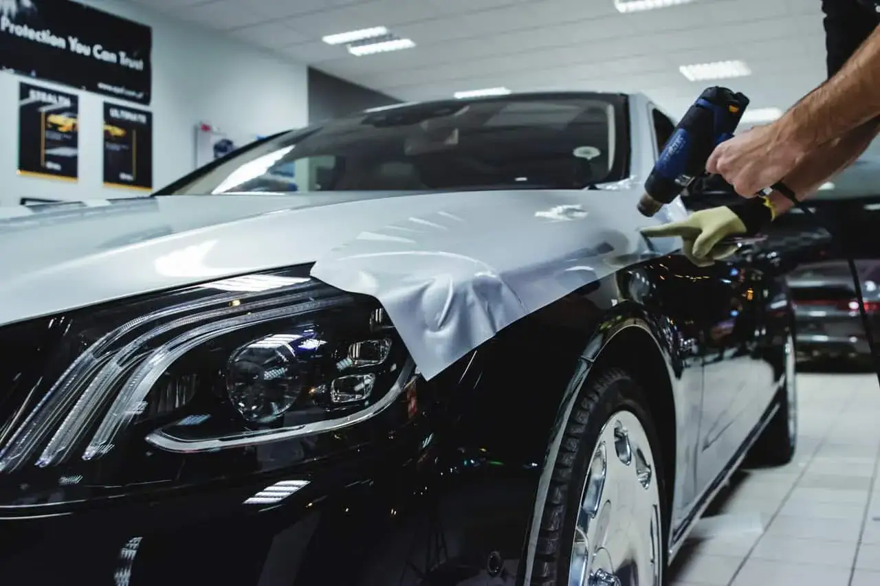 Oklejanie samochodu: Ile kosztuje i czy warto? Porównanie z lakierowaniem