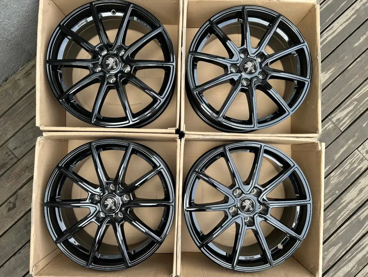 Cztery nowe, czarne felgi aluminiowe z logo Peugeot. Idealne, by odmienić wygląd Twojego Peugeot 3008.