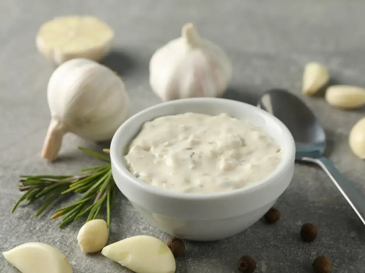 Sos czosnkowy gorzki? Odkryj błędy blendowania i uratuj smak!