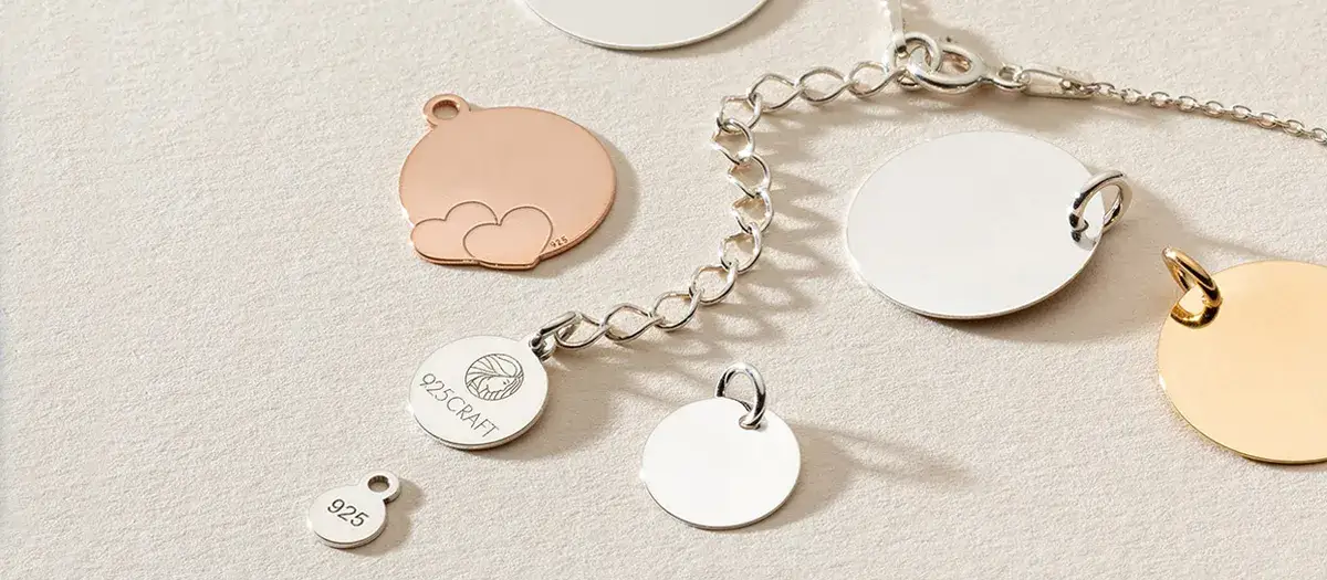 Ile kosztuje wygrawerowanie napisu na naszyjniku? Sprawdź ceny!