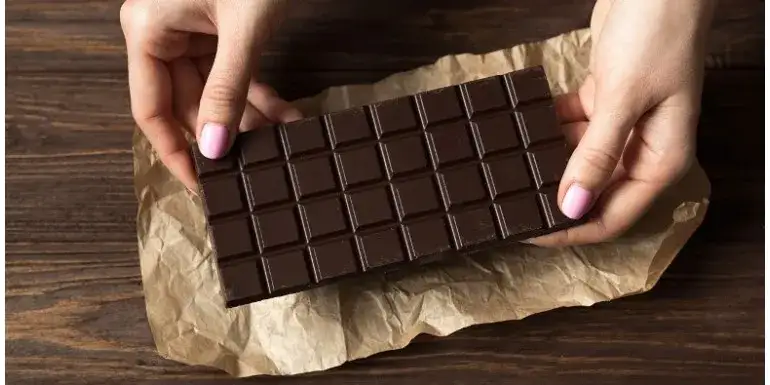 Jak sprać czekoladę z białej bluzki? Sprawdzone triki!