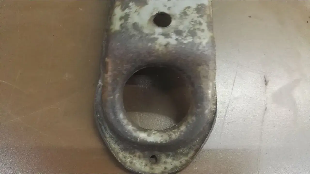 Gdzie jest zaczep do holowania w Toyota Avensis? Sprawdź lokalizację