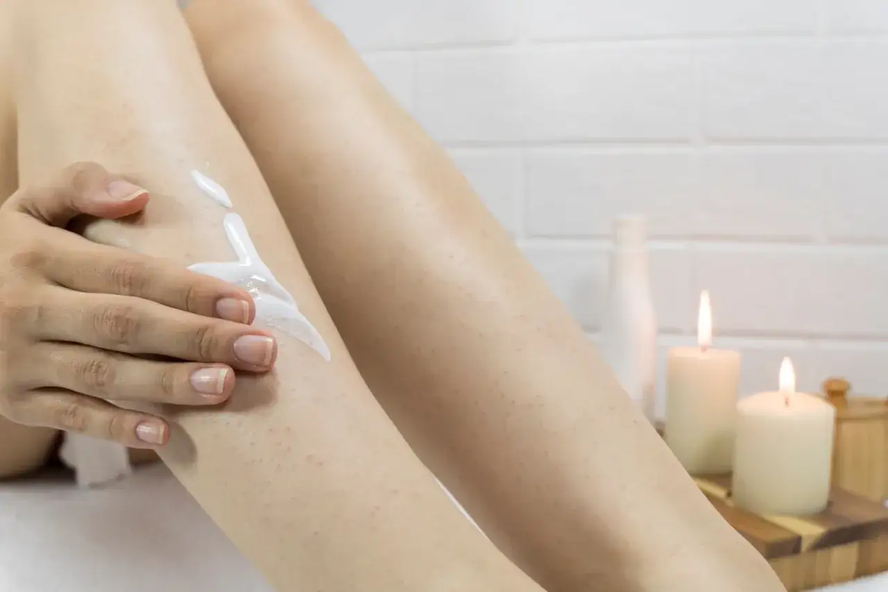 Jak skutecznie pozbyć się truskawkowych nóg i cieszyć się gładką skórą