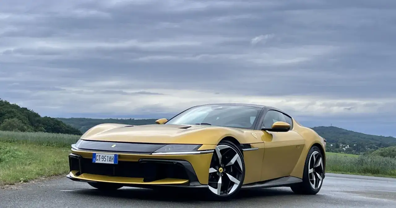 Złote Ferrari Purosangue na tle malowniczych wzgórz. Czy to jeden z tych, które zasiliły flotę Ferrari w Polsce?