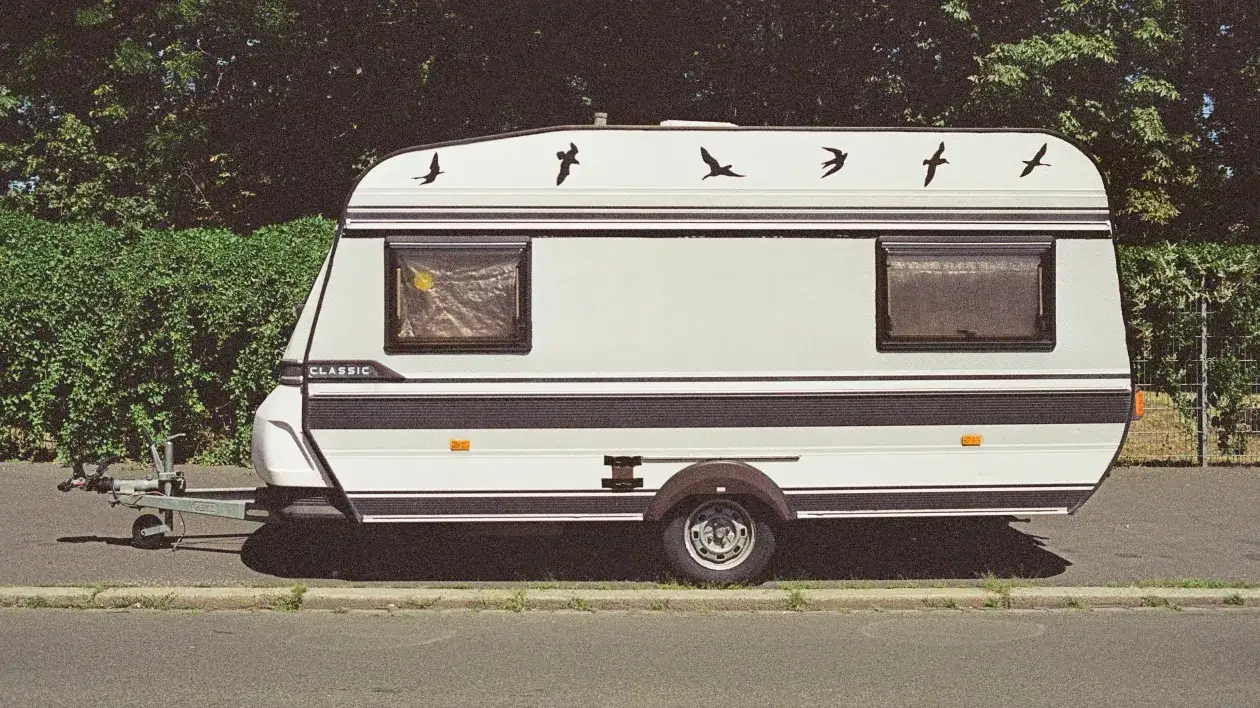 Ile naprawdę kosztuje remont przyczepy kempingowej? Sprawdź, jak uniknąć wysokich wydatków