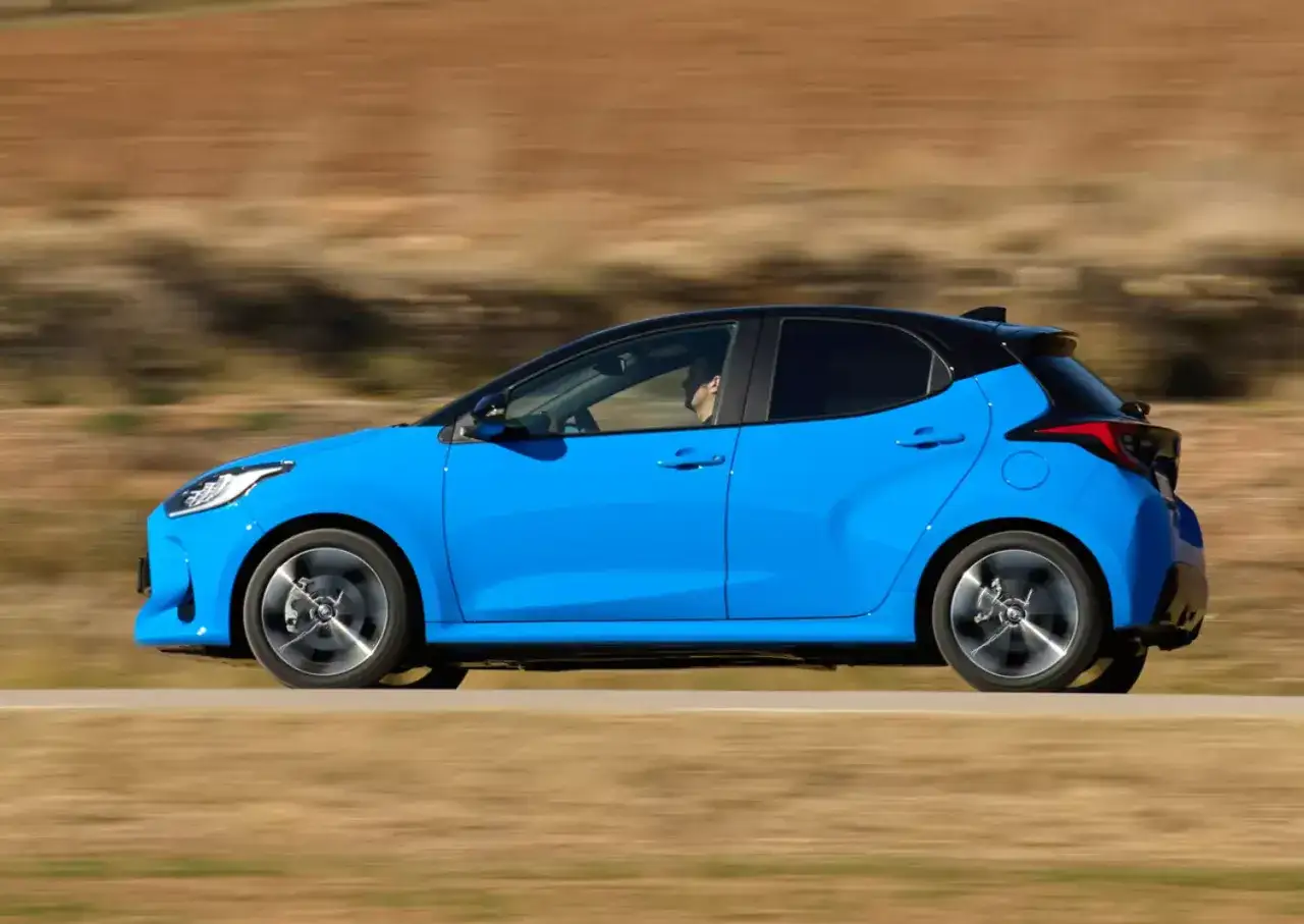 Błękitne, małe auto dla pań pędzi po drodze. Stylowe i zwinne, idealne do miasta.