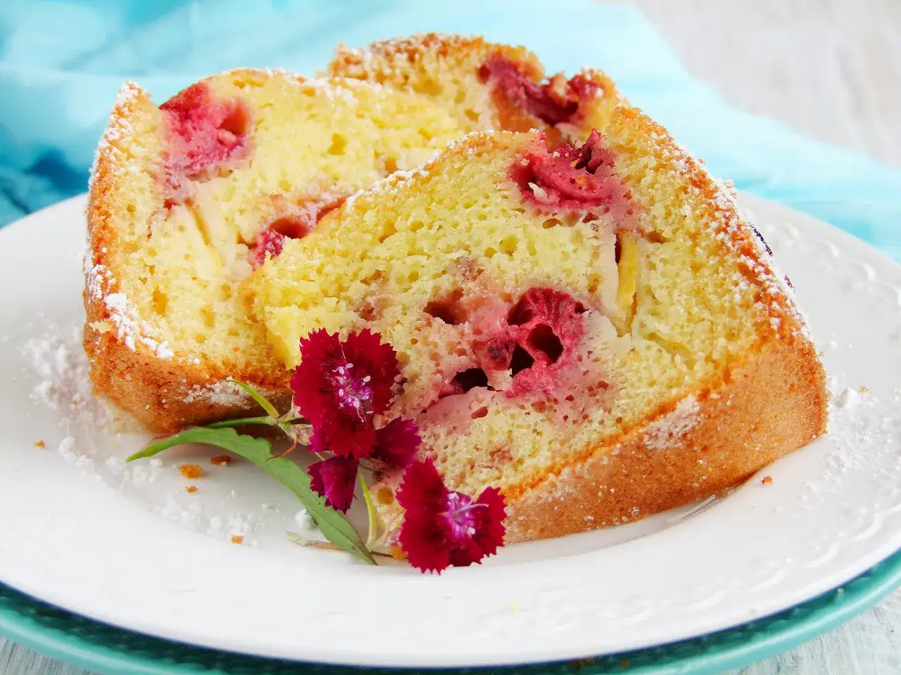 Pyszne ciasta z owocami, idealne na letnie popołudnie. Ten przepis na ciasto z owocami zachwyci każdego.