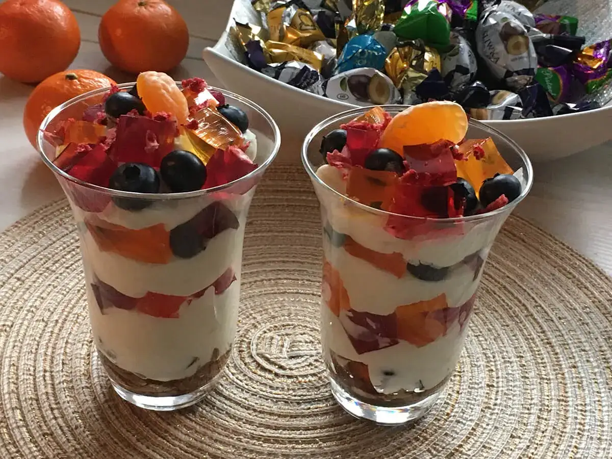 Jak zrobić bitą śmietanę z galaretką – prosta i pyszna receptura