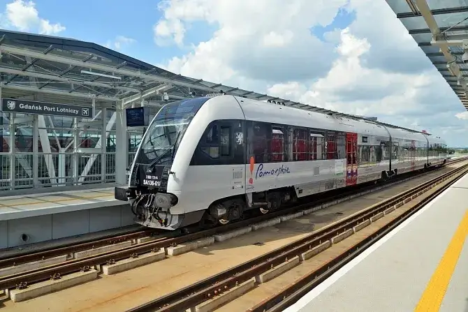 Jak dojechać z PKP Gdańsk na lotnisko - szybkie i tanie opcje transportu