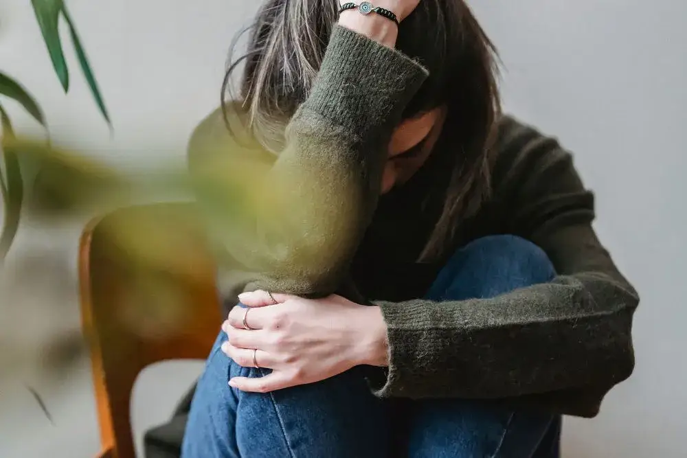 Jak skutecznie radzić sobie z fobią społeczną i pokonać lęk