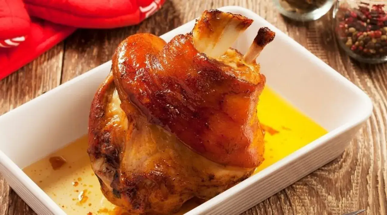 Golonka: Jak osiągnąć miękkie mięso i legendarną chrupiącą skórkę?