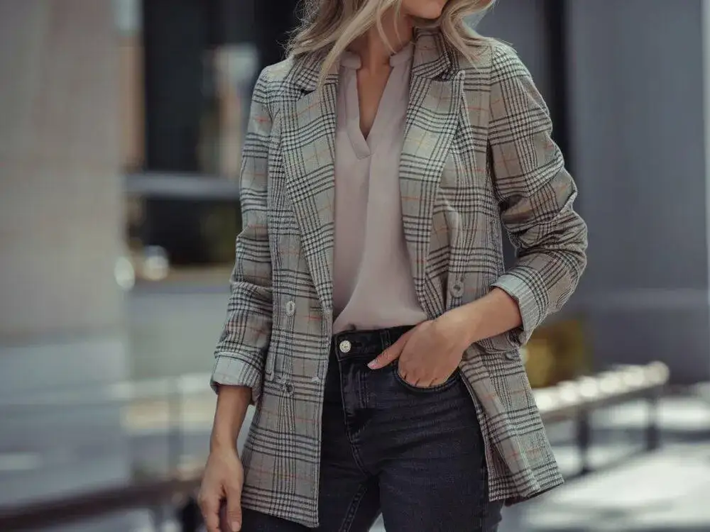 Jaką bluzkę do marynarki w kratę wybrać, by wyglądać stylowo?