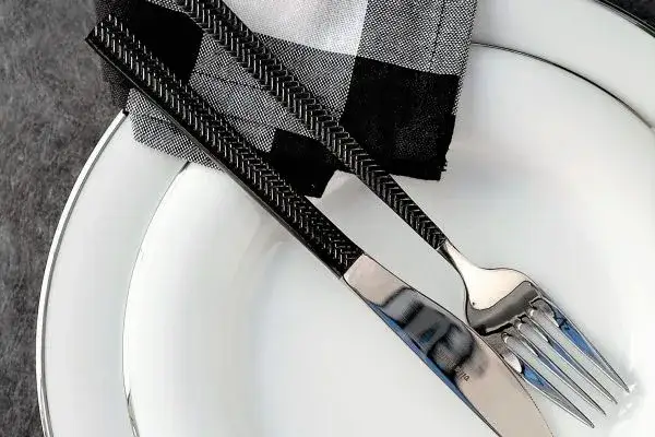 Jak rozłożyć sztućce na stole - uniknij najczęstszych błędów
