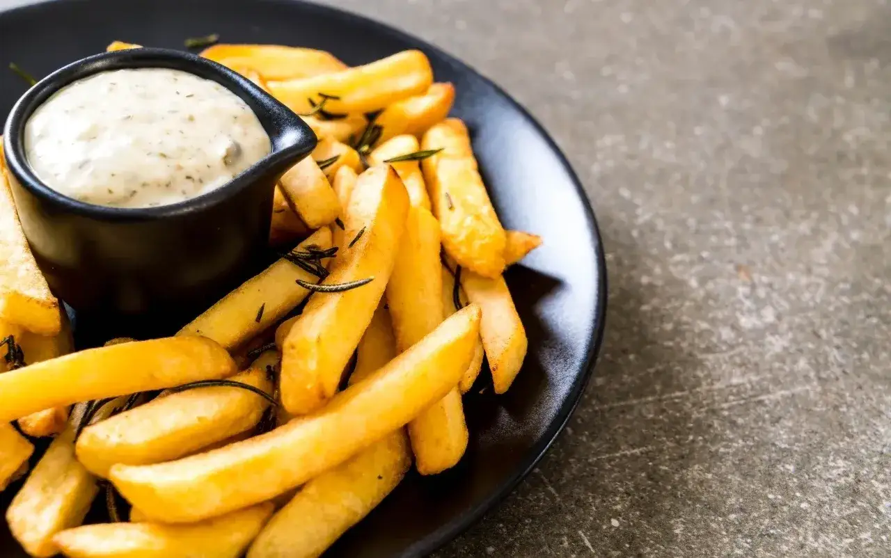 Autentyczny sos andaluzyjski: przepis na frytki. Smak jak z Belgii!