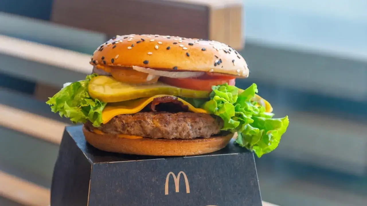 Ile kosztuje hamburger w Mc? Ceny w różnych miastach Polski
