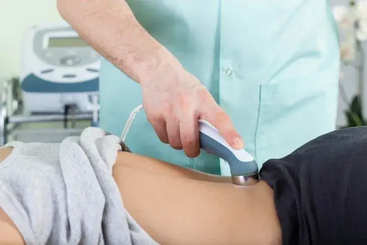 Rehabilitacja ud na czym polega: kluczowe metody i czas powrotu do zdrowia