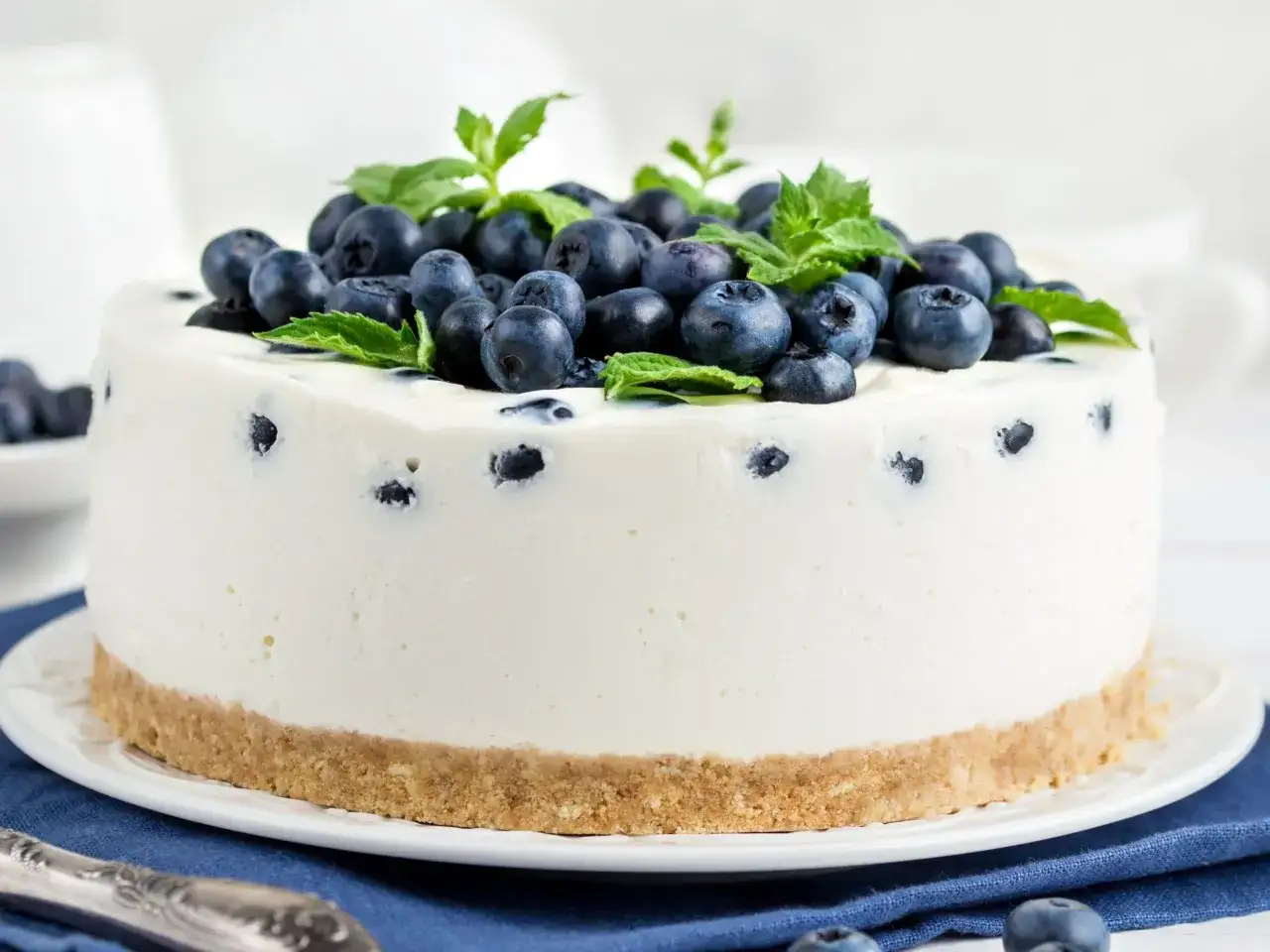 Sernik na zimno z borówkami i miętą. Idealny deser, który zachwyci każdego.