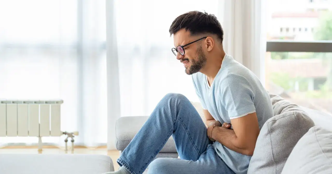 Ból brzucha: co pomaga? Domowe sposoby, leki i sygnały alarmowe