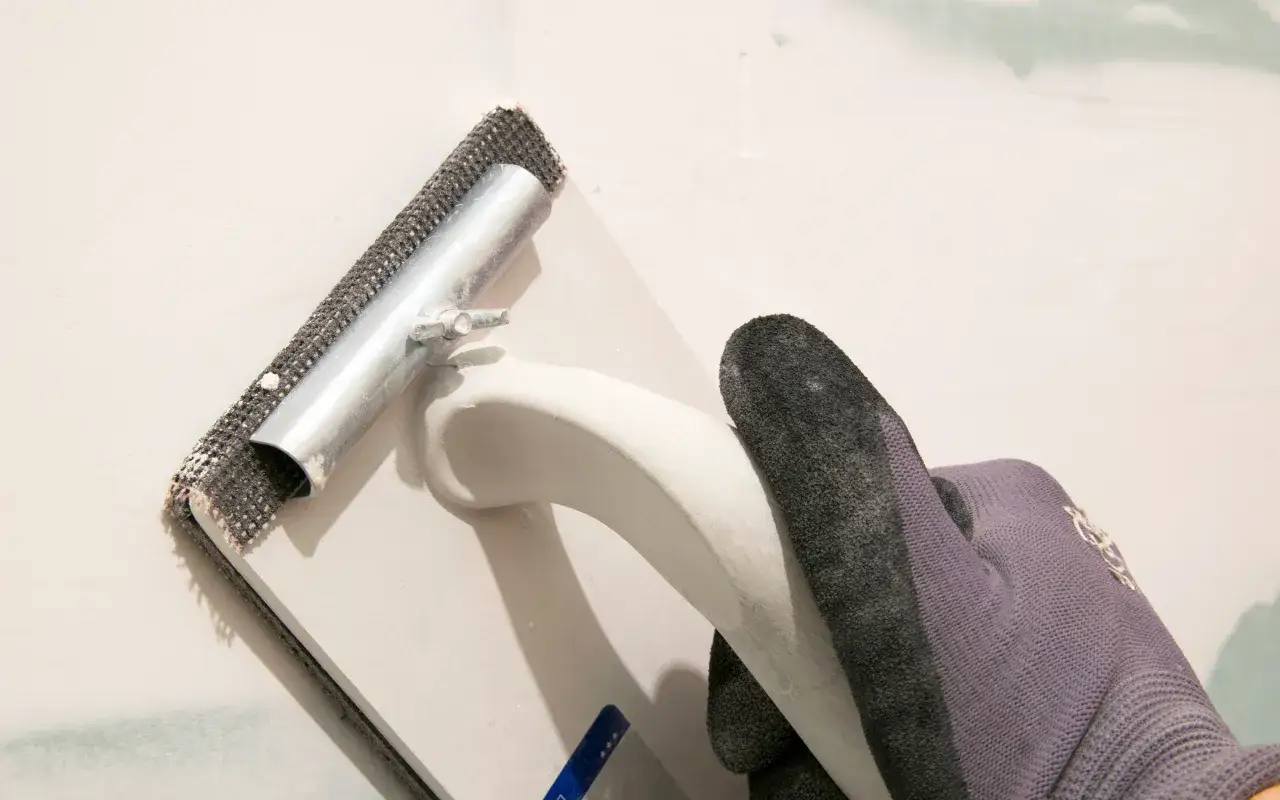 Jak położyć gładź na sufit: 9 kroków do idealnej powierzchni