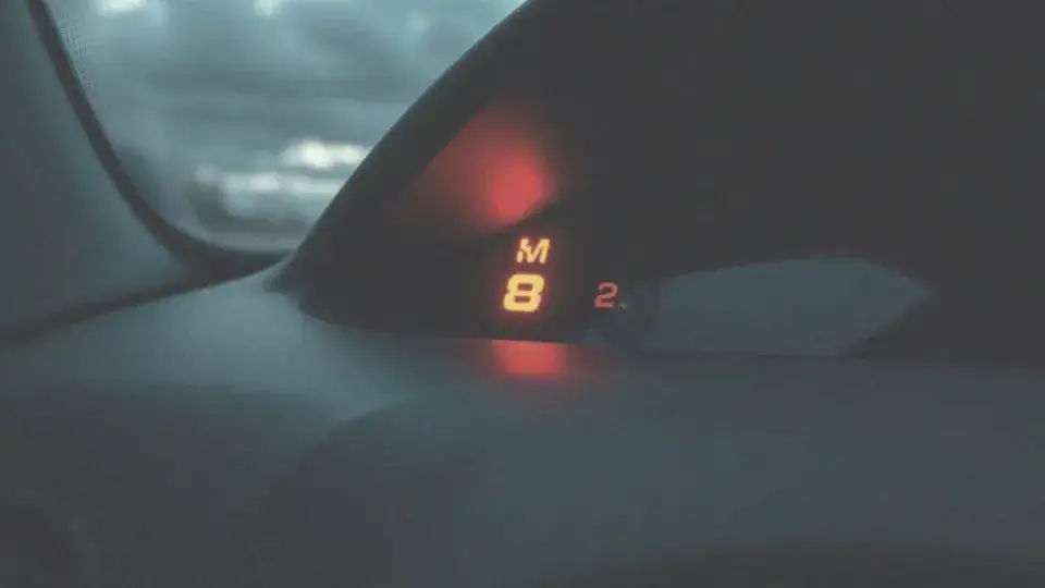 Czerwone kontrolki w samochodzie: co oznaczają i jak reagować?