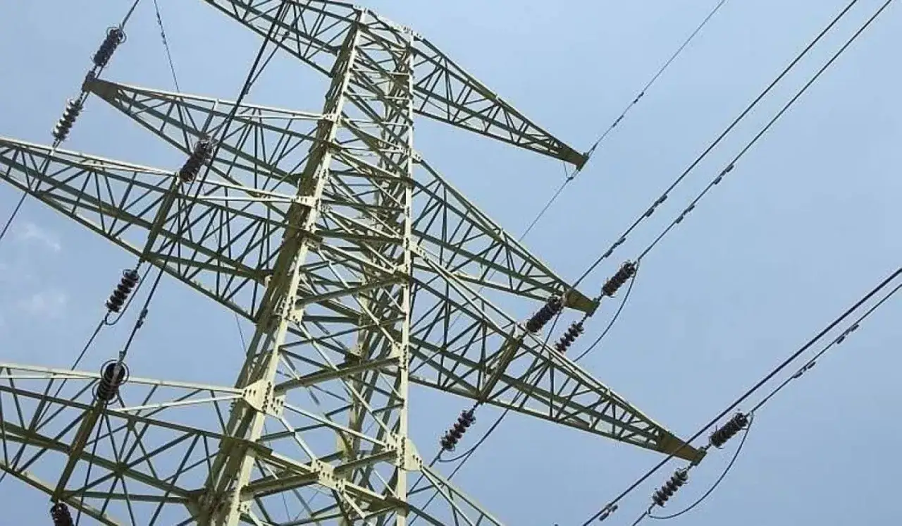 Wysoki maszt energetyczny z przewodami, przypominający o konieczności zachowania bezpieczna odległość od linii wysokiego napięcia 400 kv.
