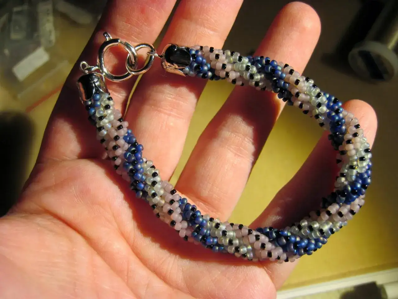 Jak zakończyć bransoletkę z koralików - proste metody i triki