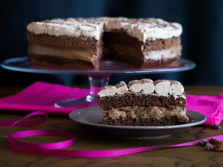 Czym nasączyć tort czekoladowy? Sekrety wilgotnego biszkoptu!