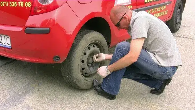Jak łatwo i bezpiecznie wyjąć koło zapasowe w Renault Clio 4 – krok po kroku