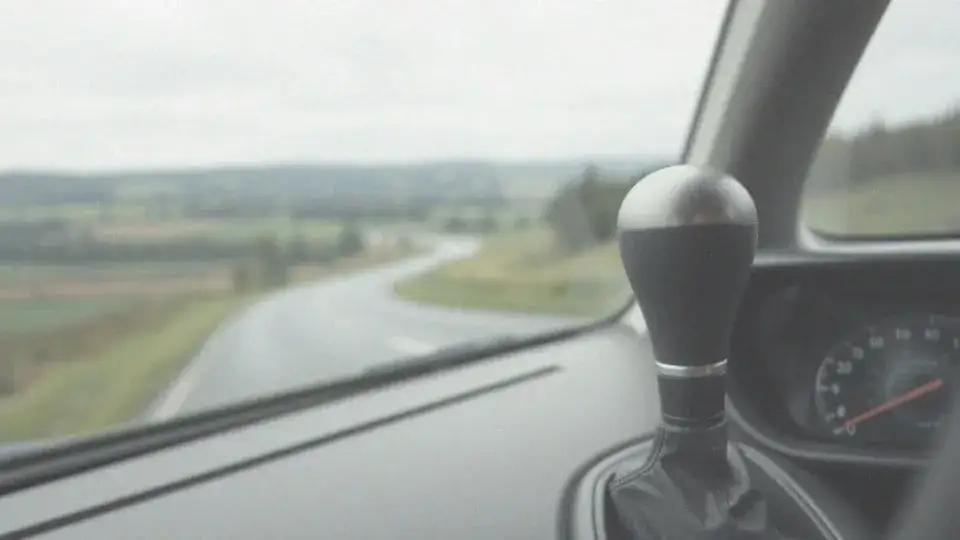 Kiedy wciskać sprzęgło przy hamowaniu, aby uniknąć niebezpieczeństw