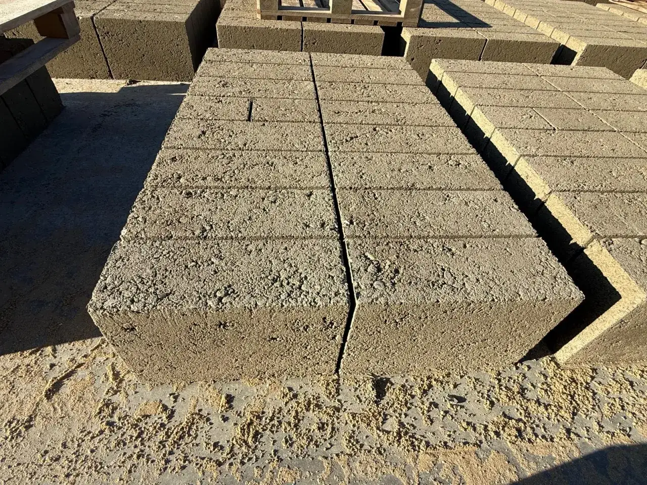 Stos betonowych bloczków, gotowych do budowy. Zastanawiasz się, ile bloczków betonowych na metr? Oto odpowiedź w praktyce.