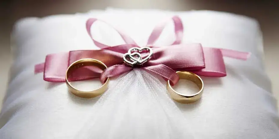 W czym nieść obrączki do ślubu? Oryginalne i stylowe pomysły