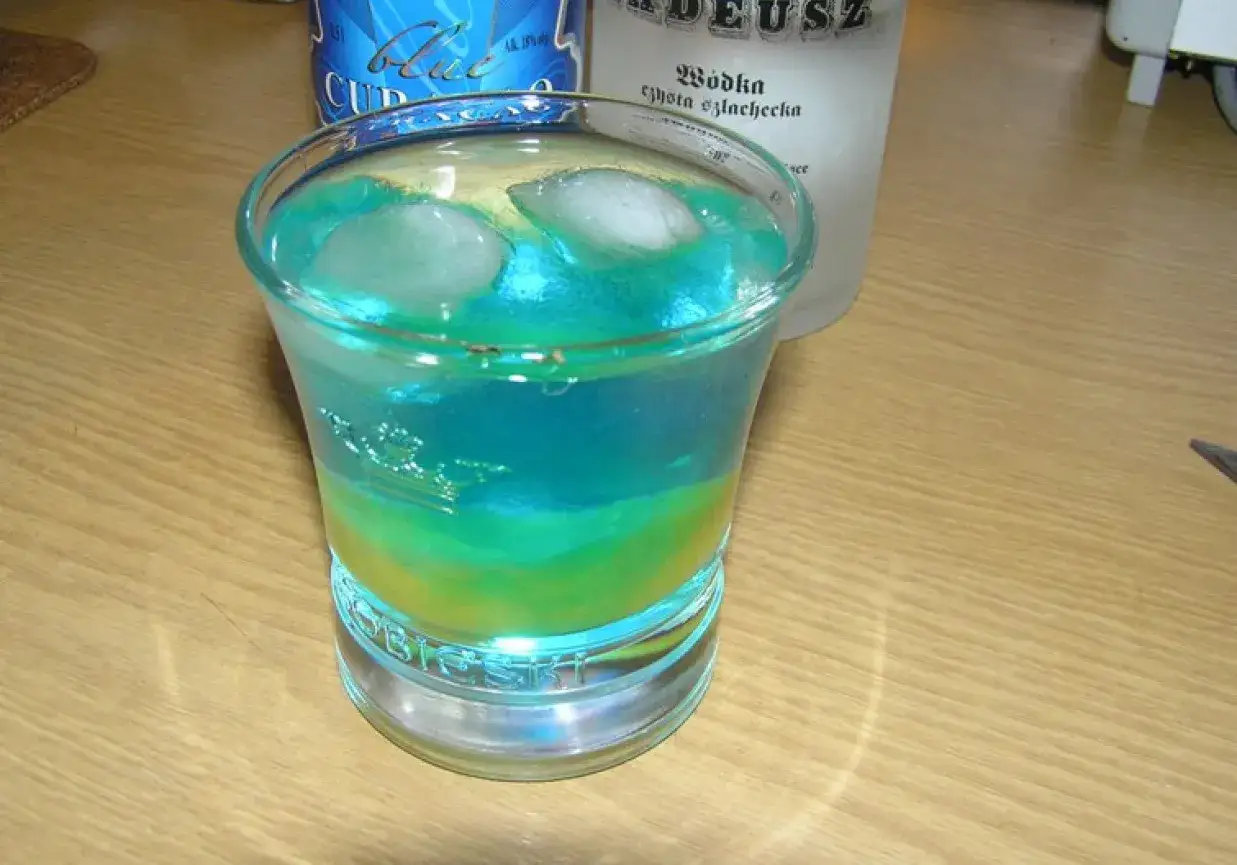 Drinki z Blue Curacao: 10 przepisów na niebieskie koktajle "wow"!