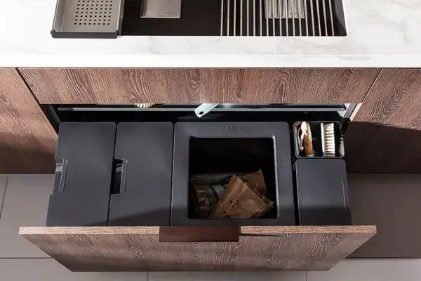 Jak zagospodarować szafkę pod zlewem i uniknąć bałaganu w kuchni