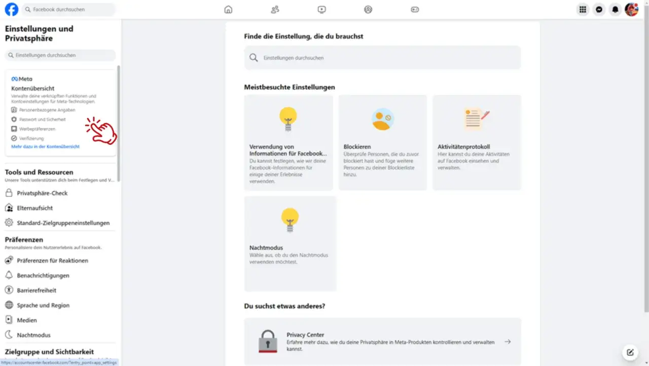 Facebook-Einstellungen: Ein Finger tippt auf "Kontenübersicht" in der linken Seitenleiste.