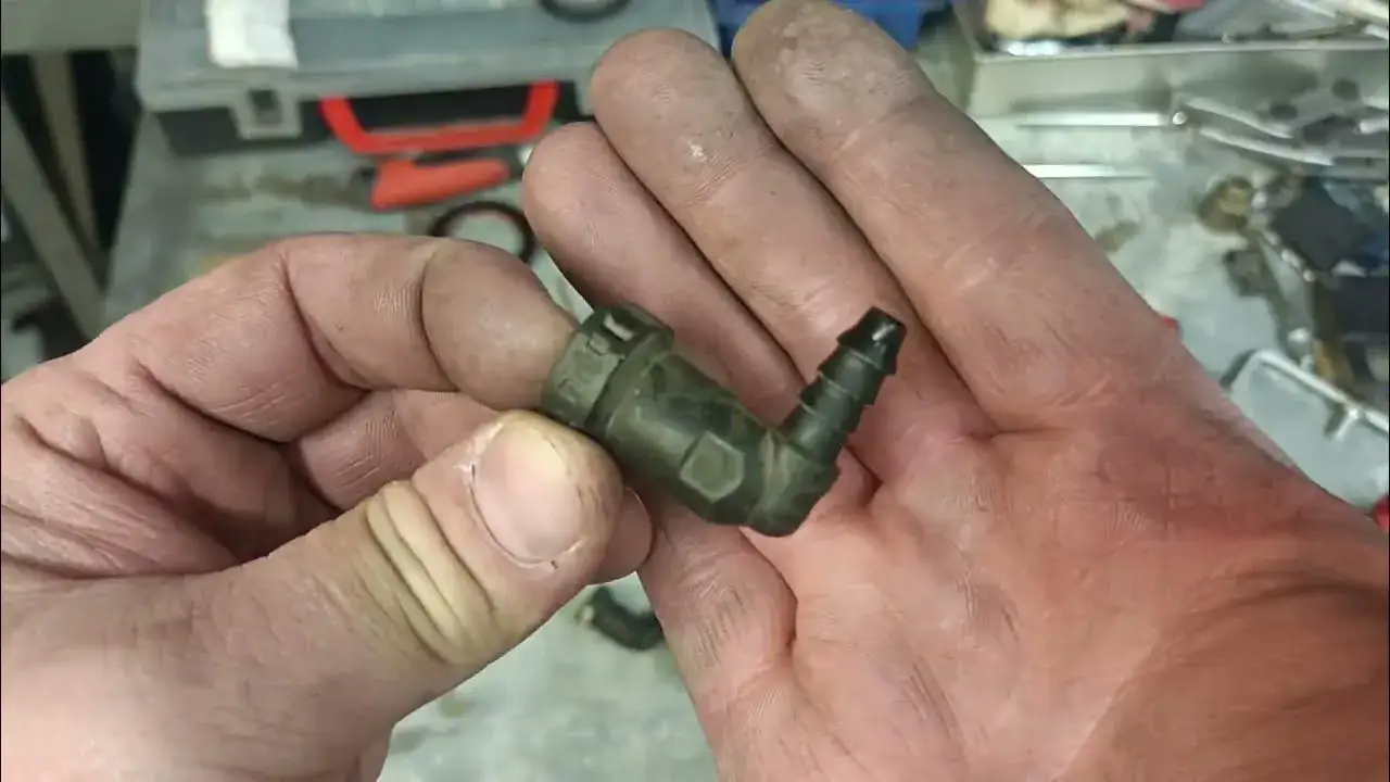 Wymień szybkozłącza paliwowe sam w prostych krokach. Oszczędź!