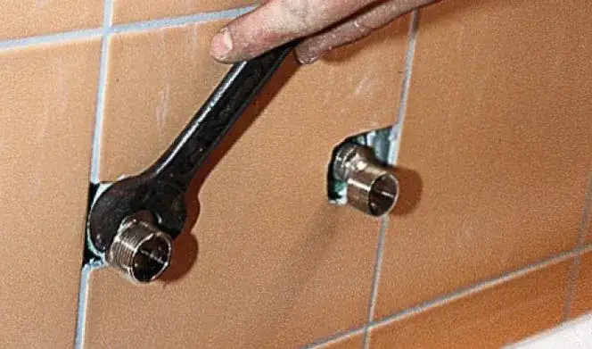 Jak zamontować kran w ścianie? Praktyczny poradnik krok po kroku