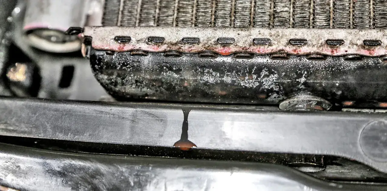 Nieszczelna chłodnica? Uszczelniacz: kiedy pomoże, a kiedy zaszkodzi?